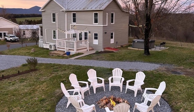 Family Friendly w/Mountain Views, Hot Tub, Fire Pit, 4 mins to Luray Caverns