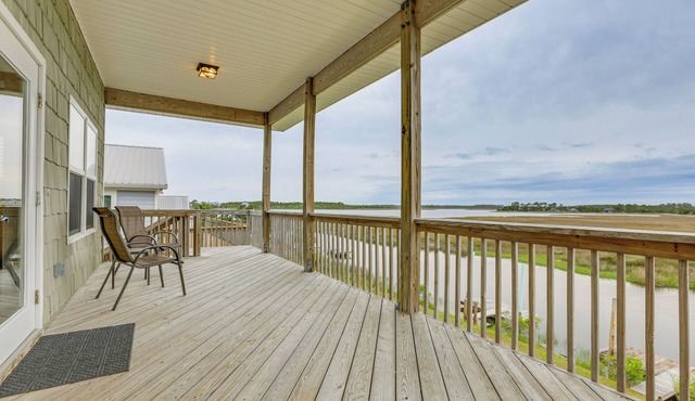 Family-Friendly Waterfront Oasis: 7 Miles to Beach