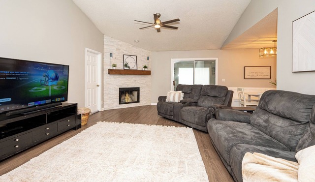 Family Friendly w/Gym, Sauna, 100" TV with games, 15 mins to Beach