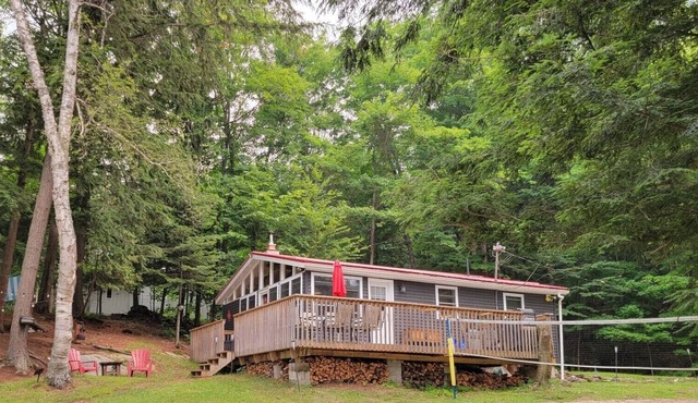 Family Friendly Waterfront Cottage on Three Mile Lake