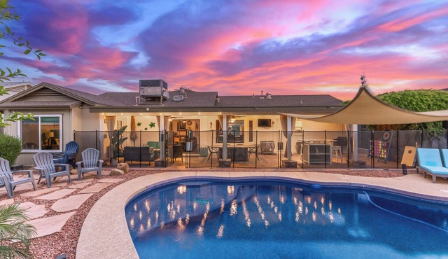 Family Friendly: Walk to State Farm Stadium -Westgate, Heated Pool Included