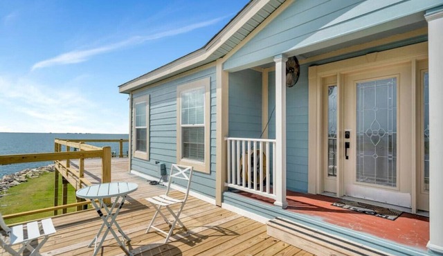 Family Friendly Waterfront Home | Private backyard