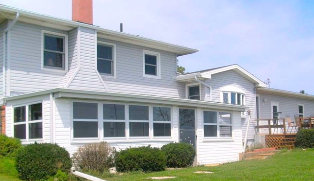 Family-Friendly Waterfront Cottage near the Shimek State Forest and the Mississippi River, Iowa