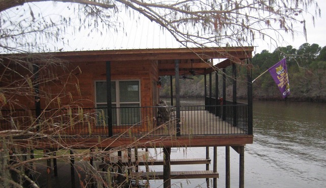 Family Friendly Waterfront River House "DOWN BY THE LAZY RIVER"