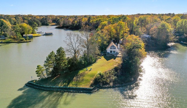 Family Friendly Waterfront Home - Private Dock, Kayaks, Fire Pit, Grill, Deck