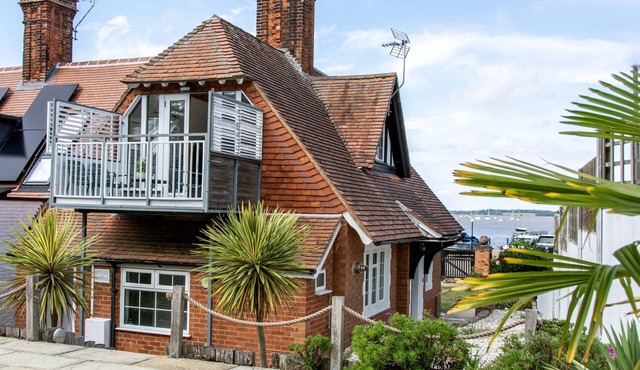 Family -friendly, waterside cottage on Bawdsey Quay, sleeping 6 guests accross 3 bedrooms