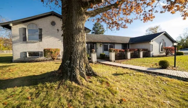 Family & Friends 5 Acre Estate Close to Everything