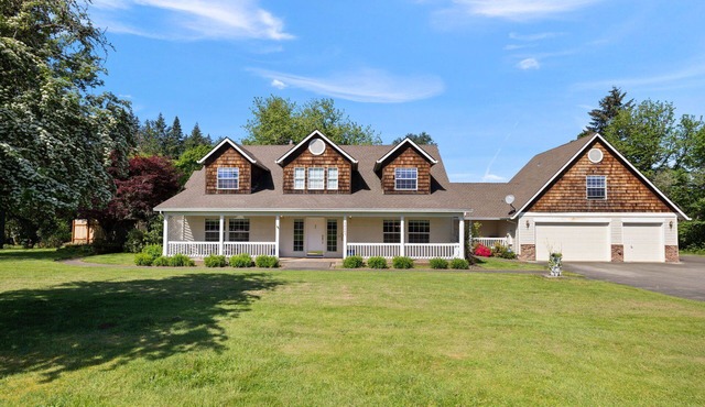 Family & Friends! Big comfy home w/indoor jet tub, huge private deck w/ping pong