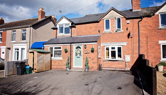 Family & Friends get Together. Pet Friendly Hot Tub Lovely Walks Pizza Oven BBQ