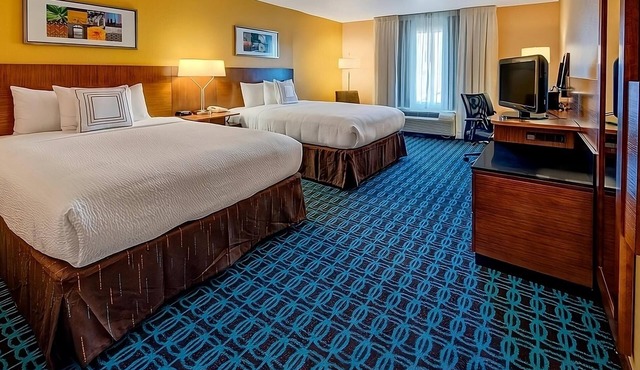 Family & Friends Getaway! 3 Spacious Units, Free Hot Breakfast, Free Parking!