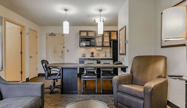 Family Fun at The Funplex! Full Kitchen, FREE Parking, Pet-friendly Property