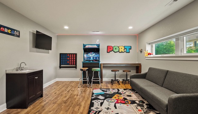 Family Fun! 17,000 Game Arcade, Sleeps 12, Walk to the Lake