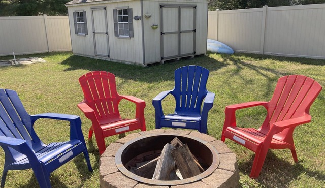 Family fun! Beach, Kayaking, yard games, large fenced yard, fire pit. 2 mi beach