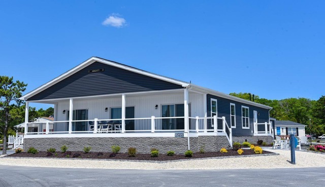 Family fun-beach, marina, pools, pet friendly!