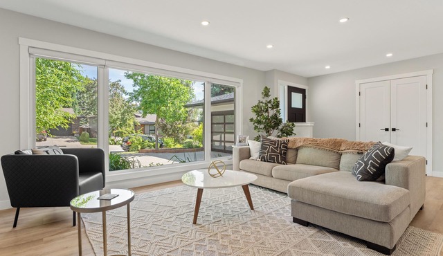 Family Fun Bungalow Retreat | Hot Tub | Gym | Theatre | Pool Table | Bar