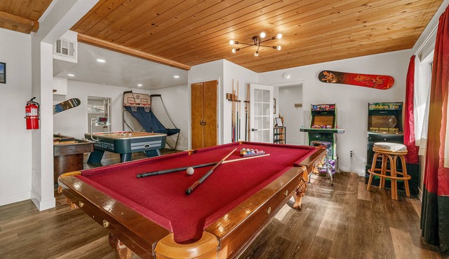Family Fun Cabin - 5 Bedroom, Game Room, Hot Tub and Lake Views!