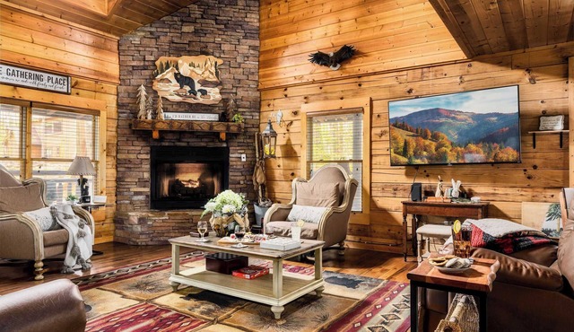 Family Fun Cabin: Hot Tub, Game Room & BBQ!