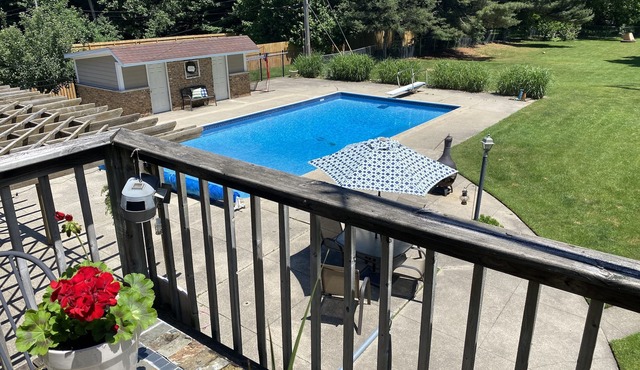 Family Fun, Clean Home with POOL. Perfect Notre Dame weekend destination!
