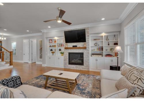 Family Fun - Cozy Movie and Game Room - Huge Yard - Pets