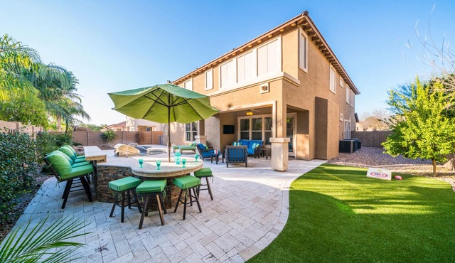FAMILY FUN EMPORIUM! Billiards, HEATED Pool, 2 Lofts! Sleeps 18 Adults