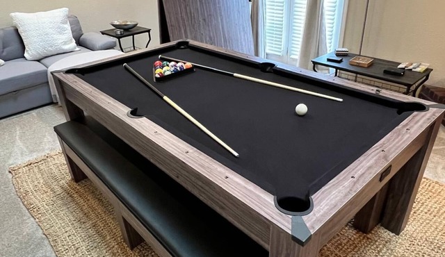 Family Fun! Games, 1G Fast WiFi, 1 King, 2 Queens, & Sofabed, Sleeps 8 in Rogers