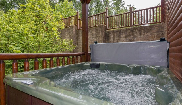 Family Fun Getaway-Hot Tub, Theater + More- 2 mi to Gatlinburg Arts & Crafts!