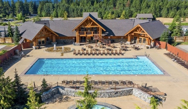 Family Fun Getaway w/Pool, Private Hot Tub, Games & BBQ!