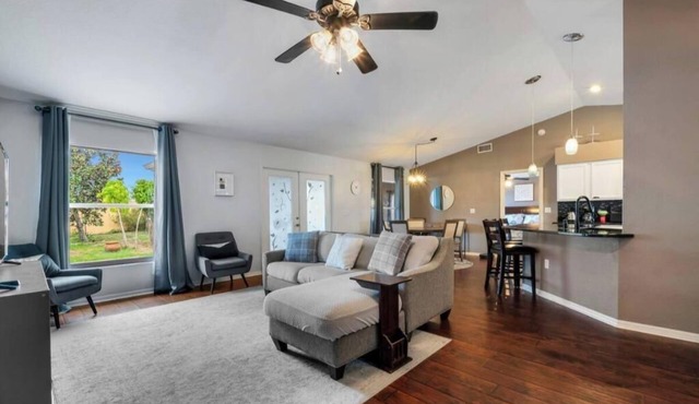 Family Fun Haven: 3 Bed/2 Bath/6 Mi to Legoland/Pet Friendly!