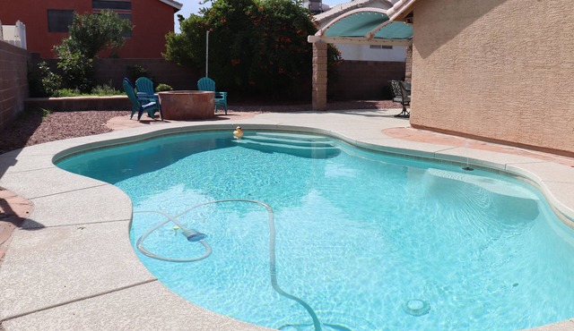 Family fun home with heated pool near Heritage park, Hoover Dam, Boulder City