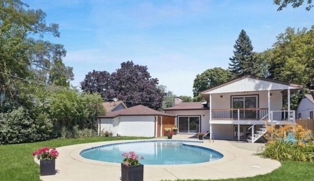 Family fun-house w/POOL & Game Room, 5 min from Airport and Rosement attractions