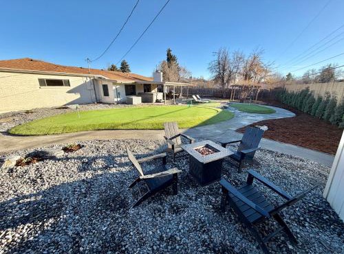 Family Fun Hub - Games, Hot Tub, Putting Greens