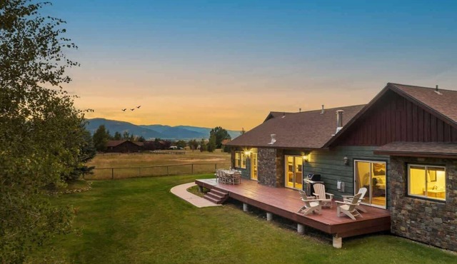 Family Fun, Huge Deck, Fenced Yard, & Dogs Ok!