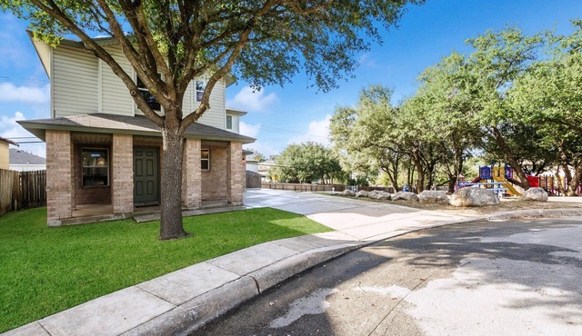 Family Fun! Kid Friendly! Patio, BBQ, Next Door to Park, 1 mile to Sea World!