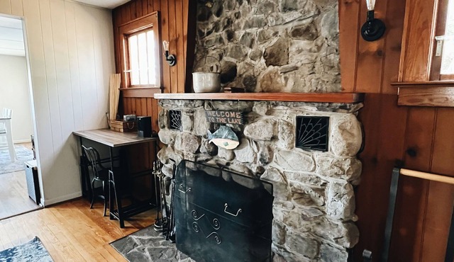 Family fun lake house w/ a View, Hot Tub & Game Room