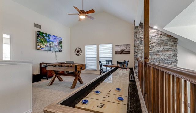 Family Fun Near Six Flags & Sea World Hot Tub Game Room Yard Games 3 King Beds