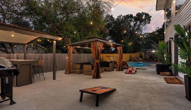 Family Fun Oasis ~ Heated Pool ~ Hot Tub ~ Game Room ~ Outdoor Bar ~ Fire Pit