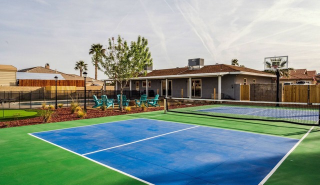 Family Fun Oasis: Pool, Hot Tub, Pickleball, Theatre, Karoake & Game Room