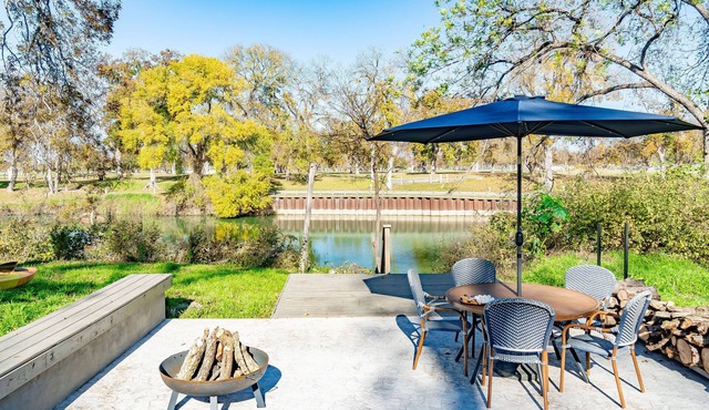 Family Fun on Guadalupe River w/kayaks, grill and dock! Minutes from Downtown