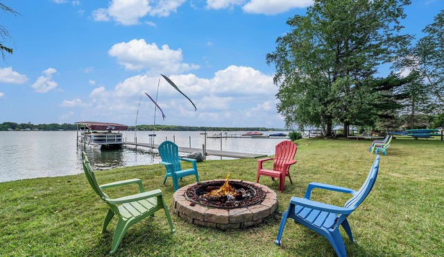 Family Fun on Otsego Lake - HUGE yard, kayaks, paddleboards, zip line and more!