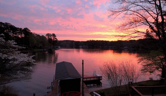 Family Fun on the Lake! 4 Bed, 3 Bath with Great Outdoor Kitchen.