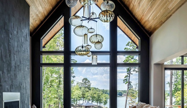 Family fun or a Corporate Retreat at Lake Jackson with pool and an amazing view