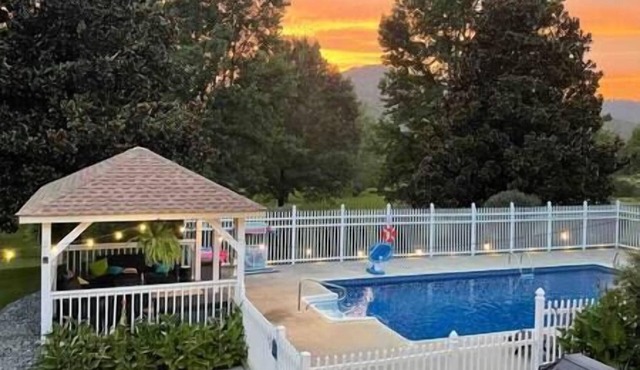 Family Fun! Private Pool, Hot Tub & Fire Table - 12 Miles to Chattanooga