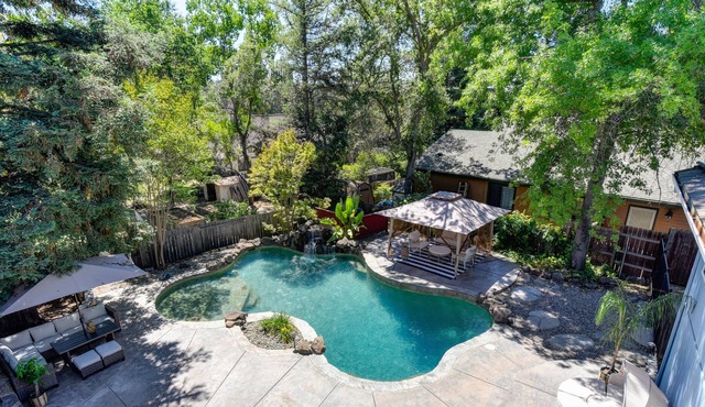 Family Fun & Relaxation! 6-guests, beautiful backyard