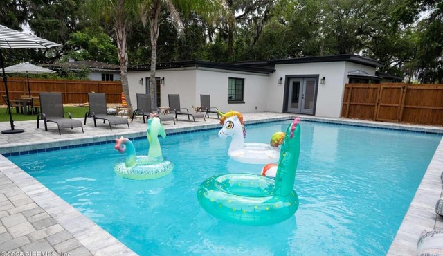 Family Fun Retreat - Heated Pool & Arcades