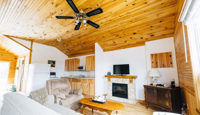 Family Fun Retreat: Modern 2BR Cottage near Cavendish Beach, Shops & Attractions