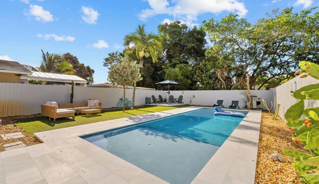 Family Fun Retreat-Oasis Fenced Yard, Pool, Game Room, BBQ & Baby Ready