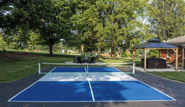 Family Fun Retreat - Pickleball, 9 Hole Mini Golf, Hot Tub + Fire Pit + Jukebox