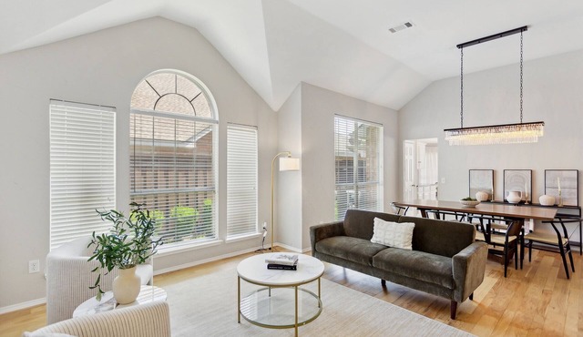 Family Fun Retreat: Pool & Entertainment Haven! 4 Bedroom Home by RedAwning