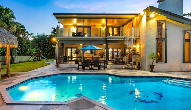 Family Fun Retreat! Sleeps 10, Private Pool, Mins to Beach & Hard Rock Casino