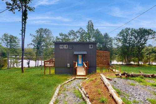 Family Fun! Riverside Home with Fire Pit